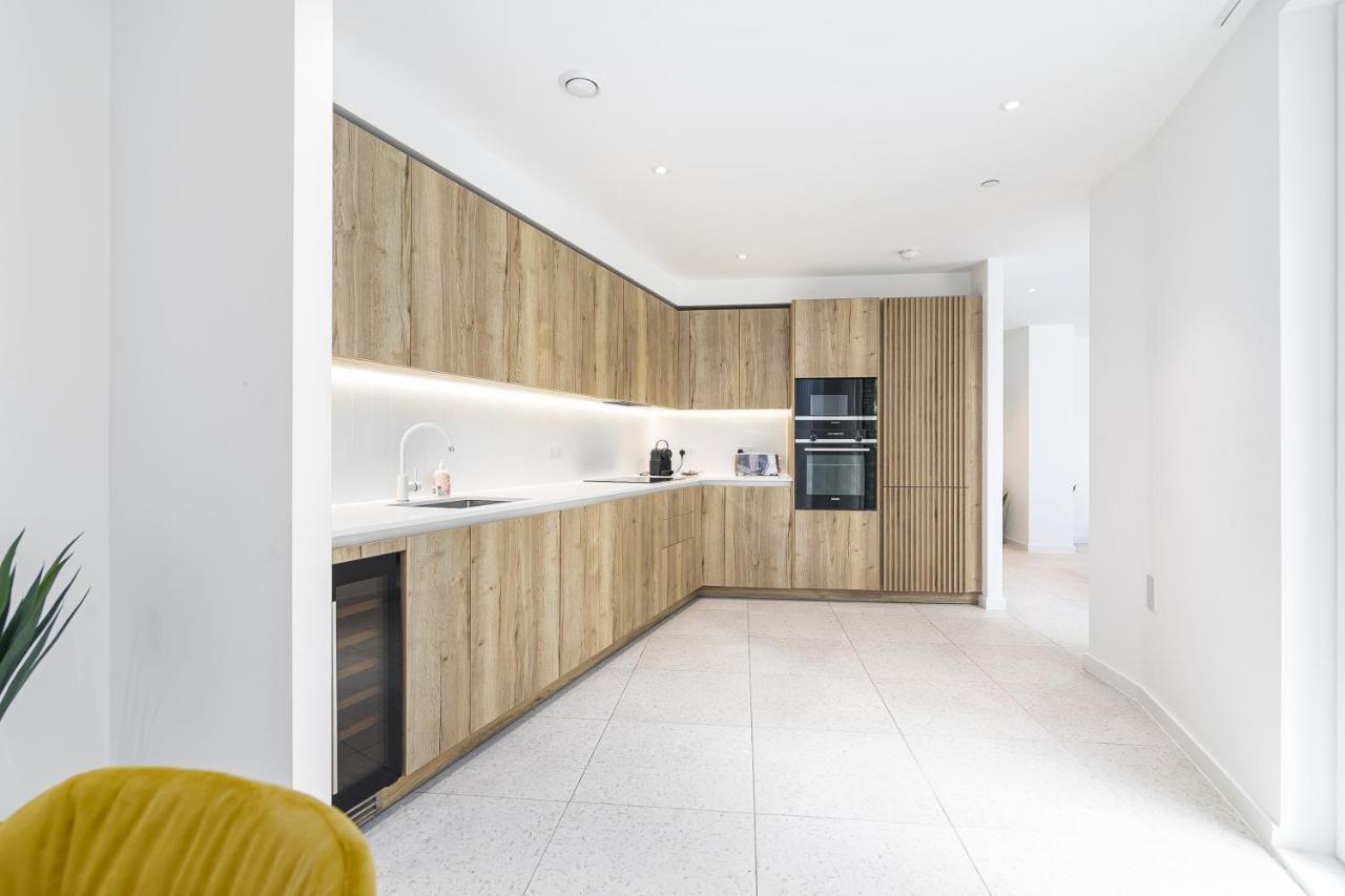 Luxury Spacious Flat With Communal Gardens And Parking London Eksteriør billede